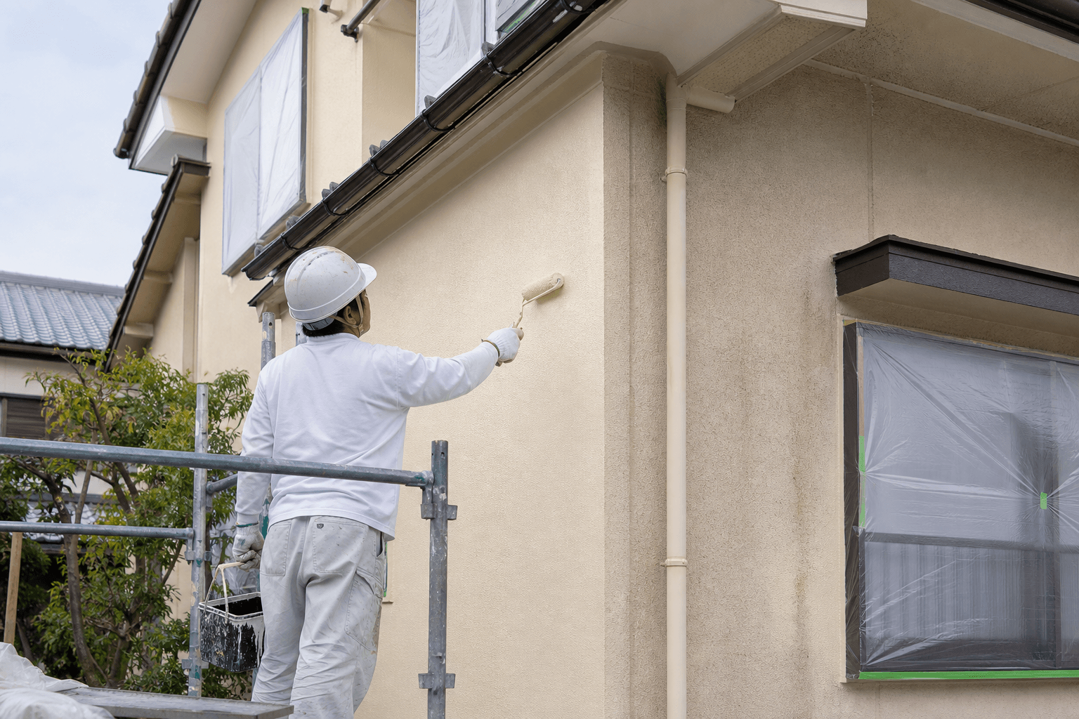 クラックをコーキングで埋めている接写